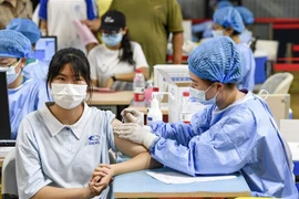 Nhân viên y tế tiêm vaccine phòng COVID-19 cho người dân tại thành phố Ngân Xuyên, thủ phủ Khu tự trị Hồi Ninh Hạ, Trung Quốc ngày 18/8/2021. (Ảnh: THX/TTXVN)
