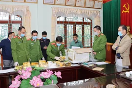 Ban chuyên an kiểm tra tang vật vụ án. (Ảnh: Quý Trung/TTXVN)