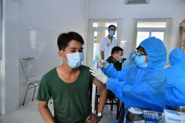Tiêm vaccine phòng COVID-19 mũi 2 cho các đối tượng ưu tiên ở Kiên Giang. (Ảnh: Lê Sen/TTXVN)