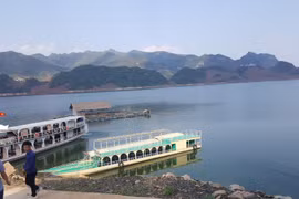 Biển hồ Quỳnh Nhai. (Ảnh: Đinh Thuận/TTXVN)