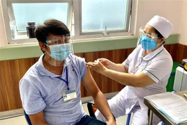 Tiêm vaccine đợt 5, mũi 2 cho cán bộ, viên chức các sở, ban, ngành tỉnh An Giang. (Ảnh: Thanh Sang/TTXVN)