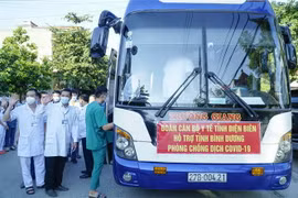 Các y bác sỹ lên đường hỗ trợ Bình Dương. (Ảnh: Xuân Tư/TTXVN)