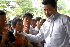 Ông Võ Hoàng Yên (áo trắng) trong một lần dùng tay chữa bệnh. 