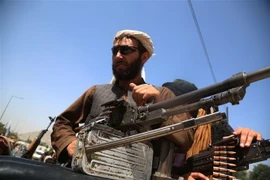 Các tay súng Taliban gác tại thủ đô Kabul, Afghanistan. (Ảnh: THX/TTXVN)