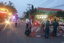 Lực lượng chức năng dỡ bỏ phong tỏa khu vực cách ly liên quan tới bệnh nhân người Trung Quốc tại phường An Phú, thành phố Thuận An, Bình Dương. (Ảnh: Huyền Trang/TTXVN)