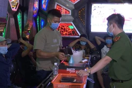 Công an thành phố Sơn La, tỉnh Sơn La kiểm tra, xử lý cơ sở karaoke Bình Dương vi phạm quy định phòng dịch COVID-19. (Ảnh: TTXVN phát).