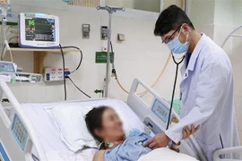 Bác sỹ Bệnh viện Hoàn Mỹ Cửu Long tại Cần Thơ thăm khám cho bệnh nhân N.T.L.T. (Ảnh: TTXVN phát)