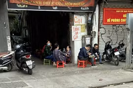 Các hàng quán tại phố Ngọc Lâm (quận Long Biên) bán trong nhà nay lấn chiếm vỉa hè để bán cho khách. (Ảnh: Minh Nghĩa/TTXVN)