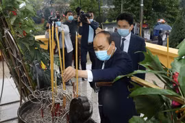 Thủ tướng Nguyễn Xuân Phúc dâng hương tưởng nhớ các vị tiền bối cách mạng và các Anh hùng, liệt sỹ tại Nghĩa trang Mai Dịch. (Ảnh: Văn Điệp/TTXVN)