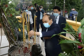 Thủ tướng Nguyễn Xuân Phúc dâng hương tưởng nhớ các vị tiền bối cách mạng và các Anh hùng, liệt sỹ tại Nghĩa trang Mai Dịch. (Ảnh: Văn Điệp/TTXVN)
