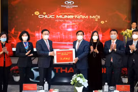 Bí thư Thành ủy Hà Nội Vương Đình Huệ tặng quà cán bộ, công nhân viên, người lao động Tập đoàn Thành Công. (Ảnh: Văn Điệp/TTXVN)