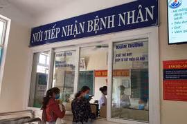 Người dân đăng ký khám chữa bệnh bảo hiểm y tế. (Ảnh: Vietnam+)