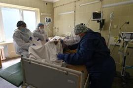 Nhân viên y tế điều trị cho bệnh nhân COVID-19 tại một bệnh viện ở Lviv, Ukraine. (Ảnh: THX/TTXVN)