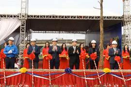 Bí thư Thành ủy Hà Nội Vương Đình Huệ với các đại biểu tham dự Lễ động thổ xây dựng công trình Cung thiếu nhi Hà Nội. (Ảnh: Văn Điệp/TTXVN)