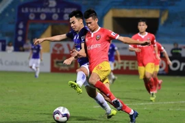 Một pha tranh chấp quyết liệt của Đức Huy (Hà Nội) và Tuấn Hải (Hà Tĩnh) ở vòng 6. (Ảnh: Thành Đạt/TTXVN)