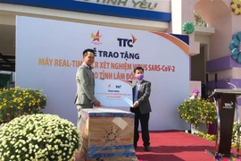 Lãnh đạo tỉnh Lâm Đồng tiếp nhận máy xét nghiệm virus SARS-CoV-2. (Ảnh: Đặng Tuấn/TTXVN)