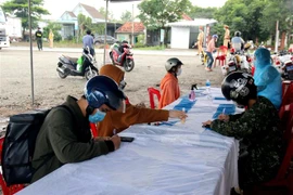 Khai báo y tế tại chốt soát phòng, chống dịch COVID-19. (Nguồn: TTXVN)