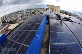 Lắp đặt hệ thống điện Mặt Trời áp mái. (Ảnh minh họa. Nguồn: TTXVN)
