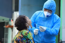 Lấy mẫu xét nghiệm cho người dân Thành phố Hồ Chí Minh. (Ảnh: Đinh Hằng/TTXVN)
