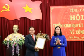 Bà Bùi Thị Minh Hoài, Bí thư Trung ương Đảng, Trưởng Ban Dân vận Trung ương trao quyết định của Bộ Chính trị cho ông Điểu Kré. (Ảnh: Hưng Thịnh/TTXVN)
