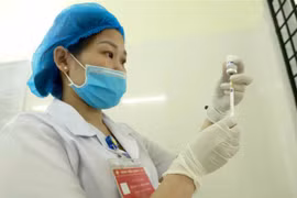 Lấy vaccine trước khi tiêm phòng COVID-19 cho cán bộ, chiến sỹ quân khu 2. (Ảnh: Hoàng Hùng/TTXVN)