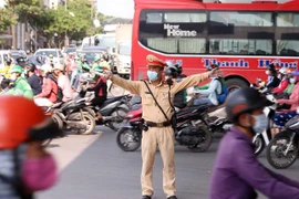 Lực lượng cảnh sát giao thông số 14 Công an thành phố Hà Nội tổ chức phân luồng, điều tiết giao thông tại khu vực Bến xe Nước Ngầm. (Ảnh: Phạm Kiên/TTXVN)