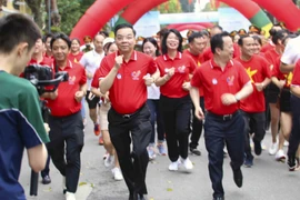 Chủ tịch UBND thành phố Hà Nội Chu Ngọc Anh cùng các đại biểu chạy hưởng ứng. (Ảnh: Tuấn Đức/TTXVN)