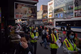 Các thành viên đội tuần tra bảo vệ người Mỹ gốc châu Á mang tên Public Safety Patrol (PSP) tuần tra tại New York, Mỹ, ngày 23/3/2021. (Ảnh: AFP/TTXVN)