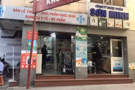 Lực lượng Công an tỉnh Đồng Nai khám xét nhà thuốc Mẫn Sơn Minh trên địa bàn thành phố Biên Hòa. (Ảnh: Lê Xuân/TTXVN)