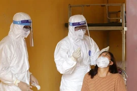 Lấy mẫu xét nghiệm SARS-CoV-2. (Ảnh: Trung Kiên/TTXVN)