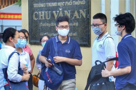 Các thí sinh trao đổi bài làm sau giờ thi. (Ảnh: Tuấn Đức/TTXVN)