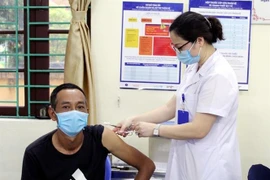 Tiêm vaccine phòng COVID-19 cho người dân các xã, phường biên giới thành phố Móng Cái. (Ảnh: TTXVN phát)