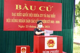 Cử tri tại khu cách ly bỏ phiếu bầu cử tại địa điểm bỏ phiếu Trung đoàn 834 Vĩnh Phúc. (Ảnh: Hoàng Hùng/TTXVN)