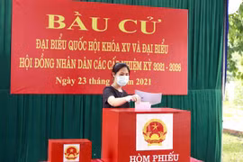 Cử tri tại khu cách ly bỏ phiếu bầu cử tại địa điểm bỏ phiếu Trung đoàn 834 Vĩnh Phúc. (Ảnh: Hoàng Hùng/TTXVN)