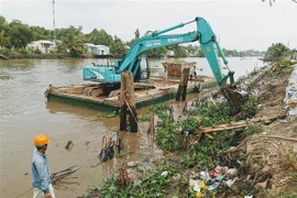 Trang thiết bị thi công kè chống sạt lở sông Ô Môn qua địa bàn huyện Thới Lai, thành phố Cần Thơ. (Ảnh: Thanh Liêm/TTXVN)