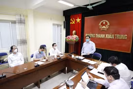 Tại điểm cầu phường Thanh Xuân Trung, quận Thanh Xuân, Thủ tướng Phạm Minh Chính làm việc trực tuyến với các xã, phường, thị trấn và thành phố Hà Nội về công tác phòng, chống dịch COVID-19. (Ảnh: Dương Giang/TTXVN)