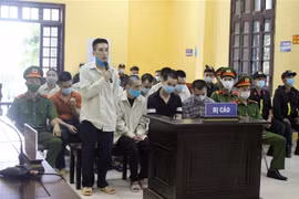Các bị cáo tại phiên tòa xét xử ngày 25/8/2021. (Ảnh: Anh Tuấn/TTXVN)