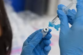 Tiêm vaccine ngừa COVID-19. (Ảnh: AFP/TTXVN)