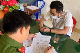 Nguyễn Thanh Tùng làm việc với cơ quan công an. (Ảnh công an cung cấp)