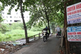 Khu đất làm Công viên Văn hóa-Du lịch thể thao phía Nam đường Tạ Quang Bửu, quận 8 bị bỏ hoang nhiều năm nay. (Ảnh: Trần Xuân Tình/TTXVN)