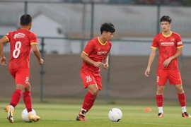 Tiền vệ Minh Vương (giữa) tại buổi tập. (Ảnh: Hoàng Linh/TTXVN)