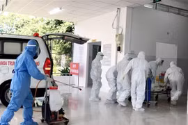 Bệnh nhân mắc COVID-19 nặng được chuyển đến Trung tâm Hồi sức tích cực sáng 16/8. (Ảnh: TTXVN phát)