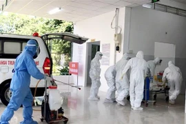 Bệnh nhân mắc COVID-19 nặng được chuyển đến Trung tâm Hồi sức tích cực sáng 16/8. (Ảnh: TTXVN phát)