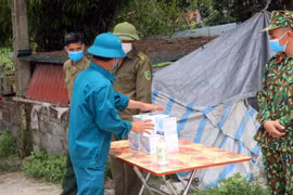 Chốt kiểm soát dịch bệnh tại thôn Nội Đọ, xã Bắc Lý, huyện Lý Nhân, tỉnh Hà Nam. (Ảnh: Đại Nghĩa/TTXVN)