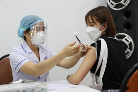 Tiêm vaccine phòng COVID-19 các nhà báo, phóng viên các cơ quan báo chí Thành phố Hồ Chí Minh và Trung ương. (Ảnh: Thu Hương/TTXVN)