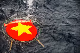 Vòng hoa được thả xuống vùng biển Trường Sa mang dòng chữ 'Đời đời nhớ ơn các anh hùng liệt sỹ.' (Ảnh: Thành Đạt/TTXVN)