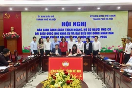 Ký biên bản bàn giao danh sách trích ngang, hồ sơ người ứng cử đại biểu Quốc hội khóa XV và đại biểu HĐND thành phố Hà Nội khóa XVI. (Ảnh: Nguyễn Thắng/TTXVN)