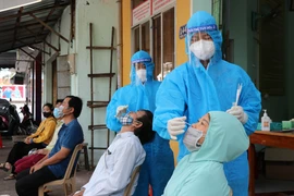 Tuy Hòa đặt mục tiêu lấy mẫu xét nghiệm COVID-19 đạt 7.000 mẫu/ngày. (Ảnh: Phạm Cường/TTXVN)