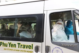 Điều dưỡng Phan Thị Hiên, Trung tâm Y tế thành phố Tuy Hòa, Phú Yên đưa người dân đã điều trị khỏi COVID-19 từ bệnh viện dã chiến thị xã Đông Hòa về địa phương. (Ảnh: Phạm Cường/TTXVN)