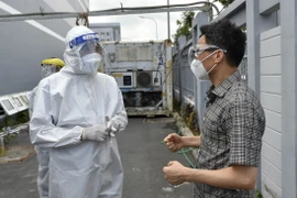 Phó Thủ tướng Chính phủ Vũ Đức Đam biểu dương, động viên các lực lượng tham gia mô hình 'vùng xanh' an toàn tại quận 7, Thành phố Hồ Chí Minh. (Ảnh: Diệp Trương/TTXVN)